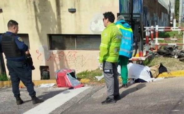 Un repartidor falleció en Quilmes tras ser arrollado por el Tren Roca en un paso a nivel