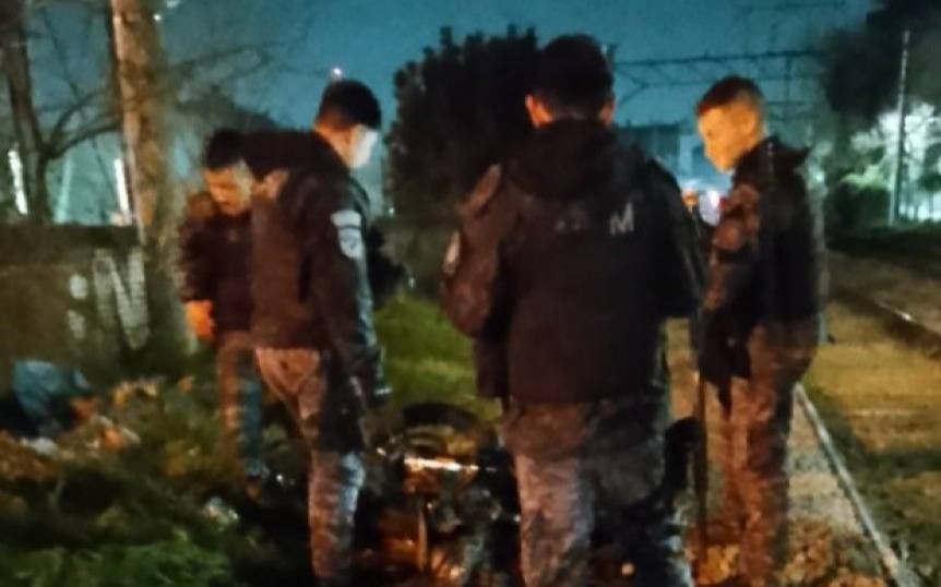 Una moto policial fue arrollada por el tren en Quilmes tras una persecución