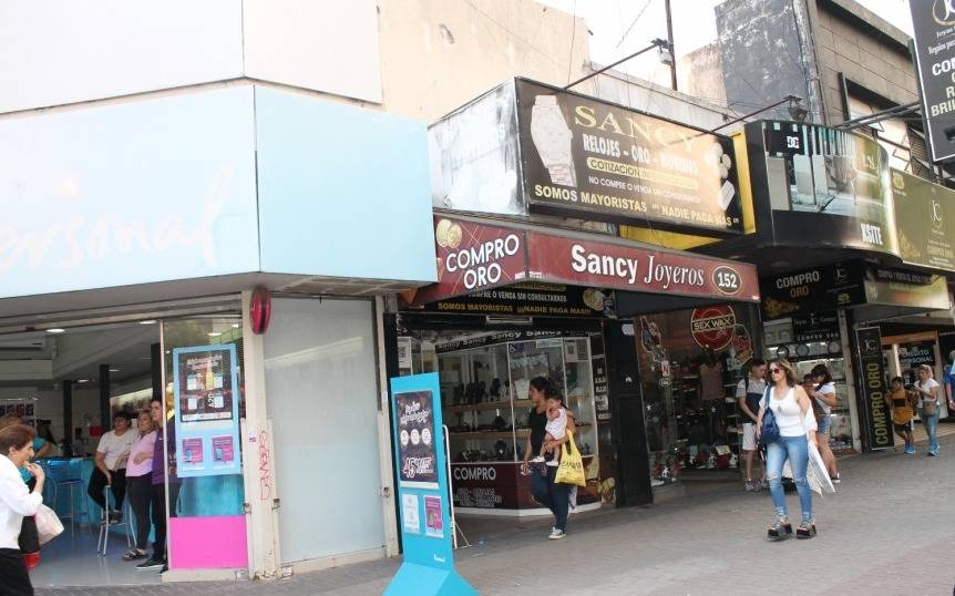 Dos ladrones armados robaron una joyería de Quilmes y se llevaron dinero y joyas