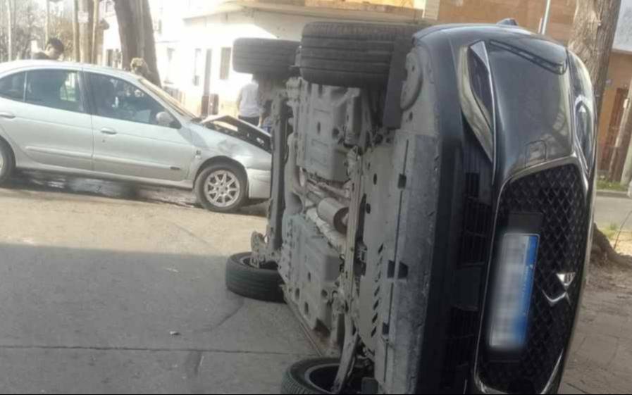 Tres heridos en Bernal tras un choque entre dos autos que dejó a un vehículo volcado
