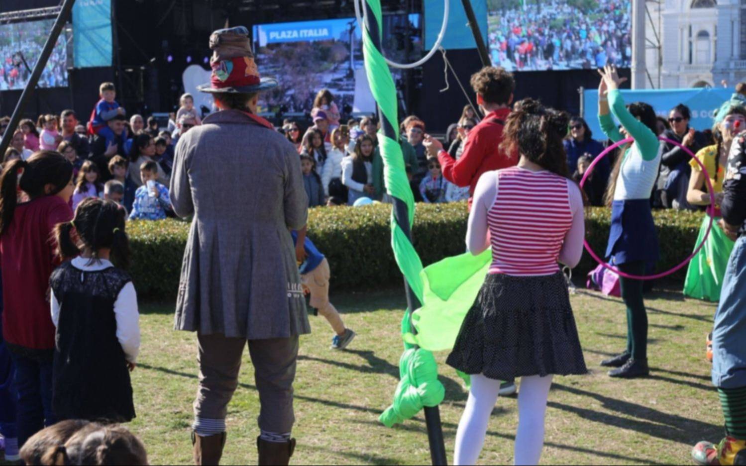La Plata festeja el Día del Niño en Plaza Moreno a pura música, juegos y espectáculos