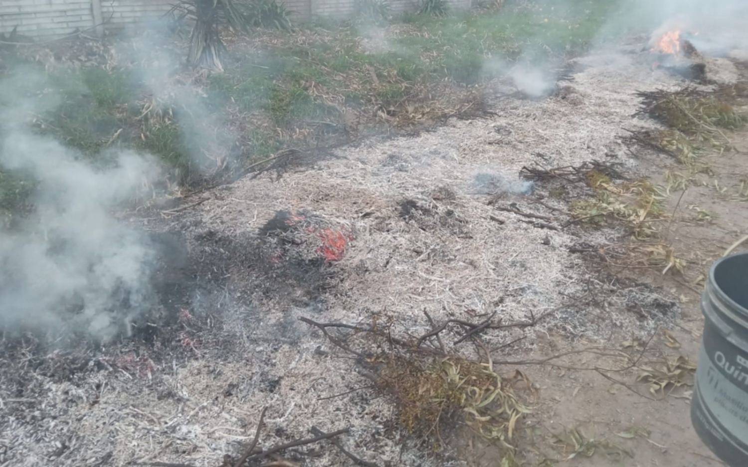 Incendio en Arturo Seguí a metros de una escuela 