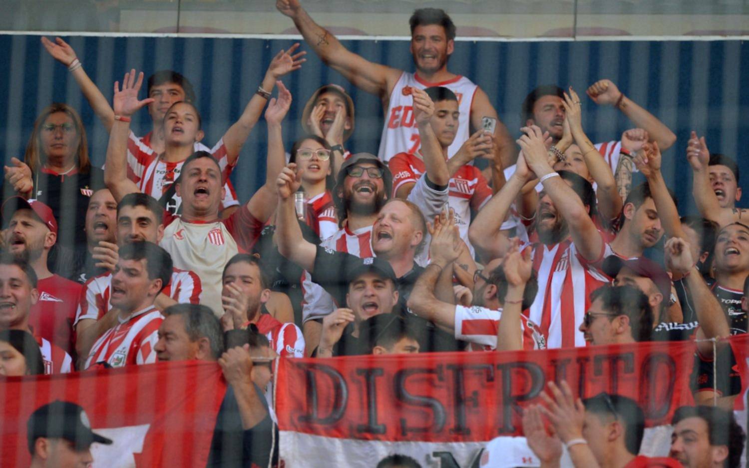 "De corazón te vengo a ver...": la hinchada del Pincha en "la Olla"