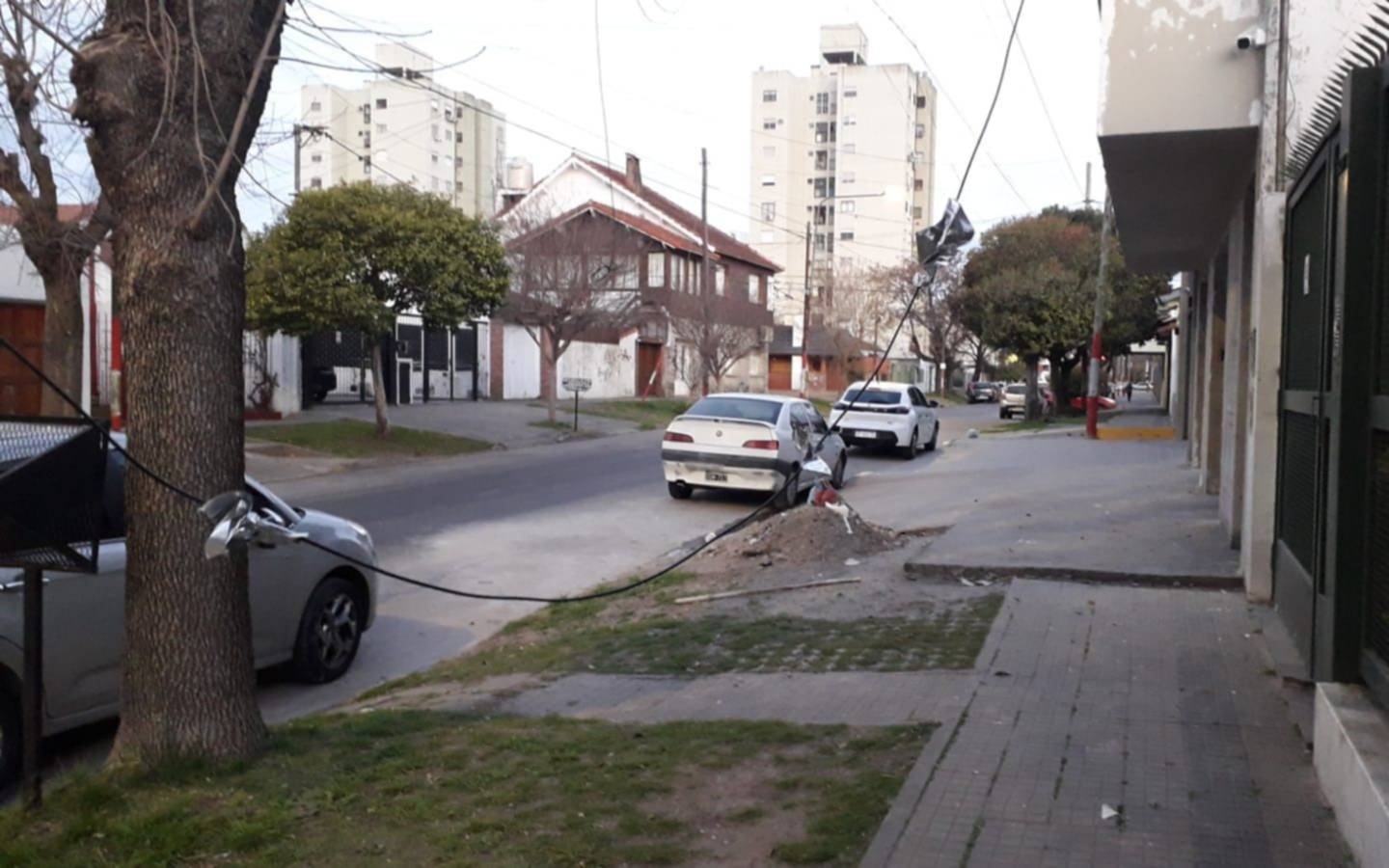 Un peligro en una vereda de La Loma: un cable colgando cerca de una escuela
