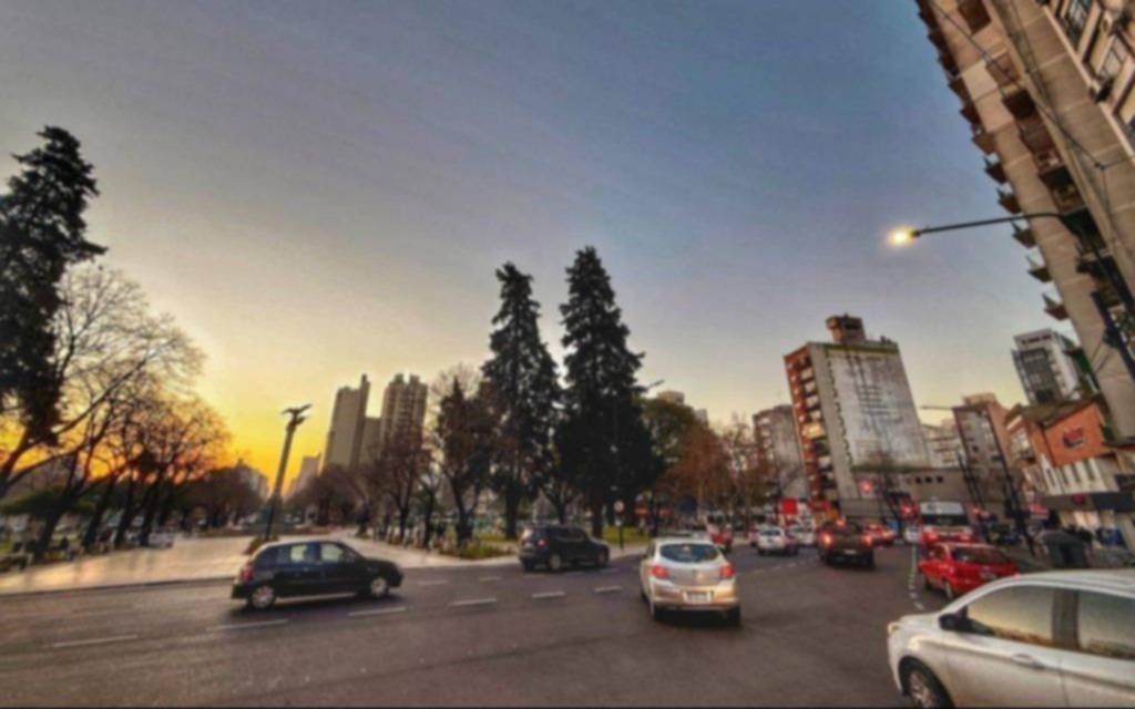 Alrededor de las plazas, sin estacionamiento