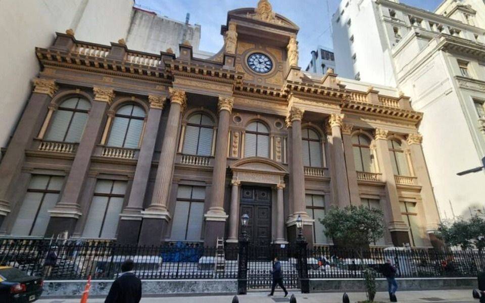 Tasas, control sobre bancos y encajes: el BCRA dictó tres normas clave para frenar la suba del dólar