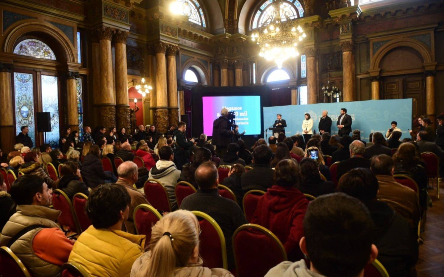 Entregaron 400 escrituras a familias de más de diez barrios platenses