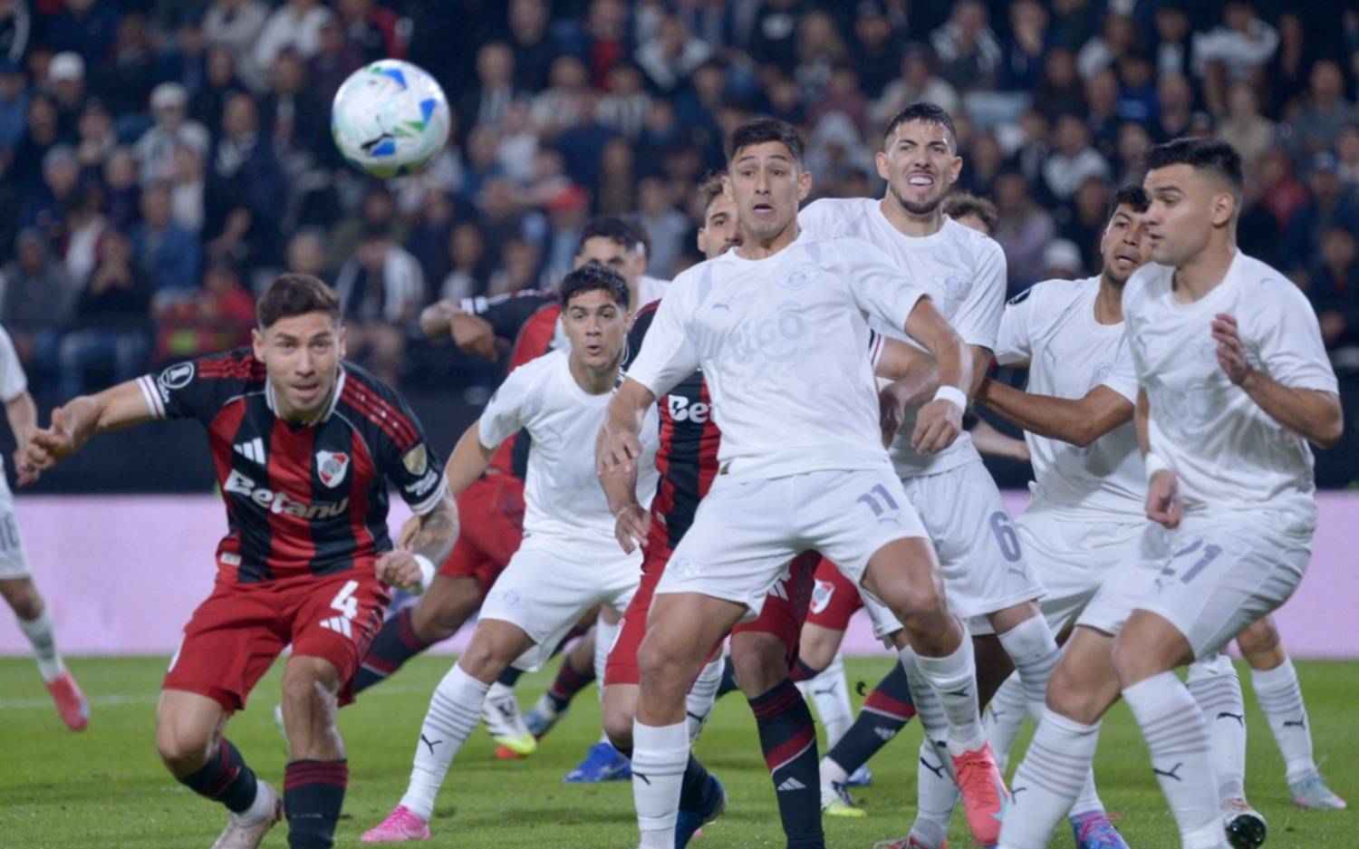 En busca de encaminar la clasificación, River empata sin goles con Libertad de Paraguay