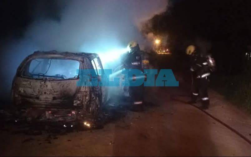 Incendio de auto asustó a los vecinos de Arturo Seguí