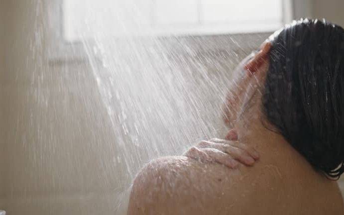 Sacan a una joven de la ducha para asaltarla en su casa de La Plata