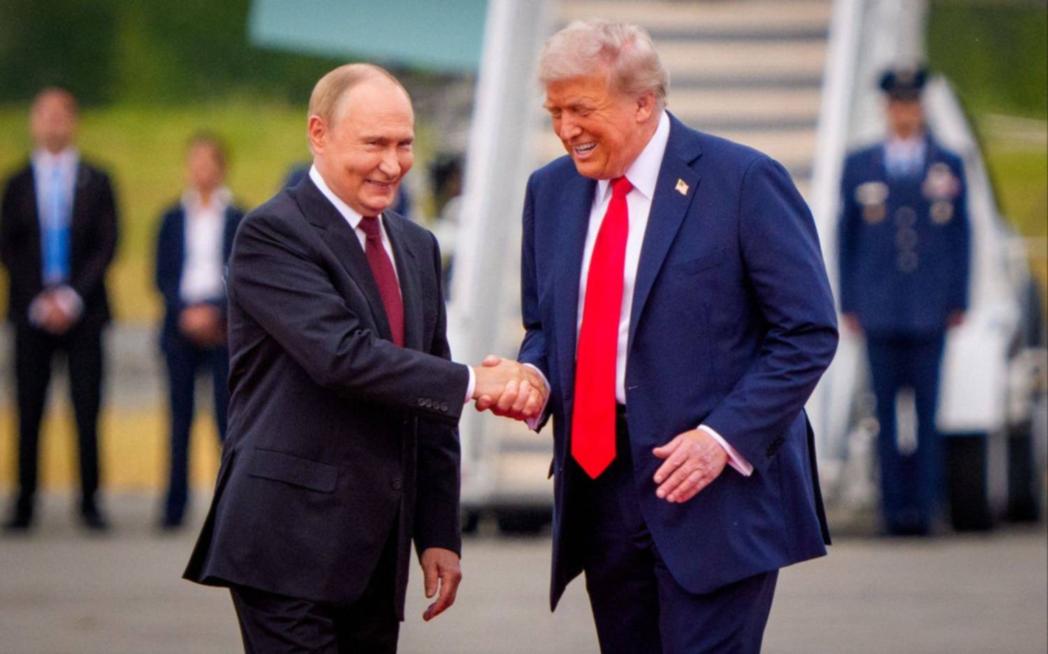 "Mano estrechada" y un detalle "fuera de protocolo": así recibió Donald Trump a Vladimir Putin en Alaska