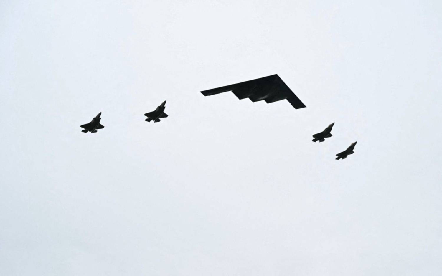 Fotos | Un bombardero B-2 Spirit y cuatro F-35 alineados sobrevolaron a Trump y Putin
