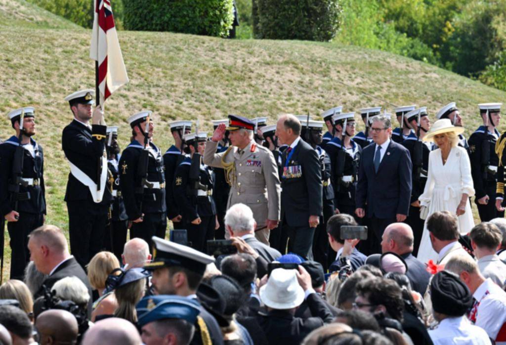 Carlos III homenajeó a soldados que sirvieron en el conflicto bélico