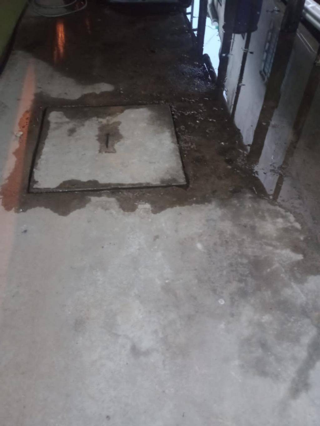Desde el mes pasado, desborde cloacal en el baño y el patio en 60, 8 y 9