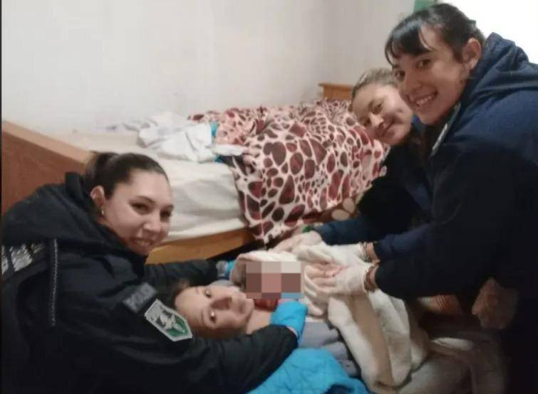 Tres policías ayudaron a una mujer a dar a luz