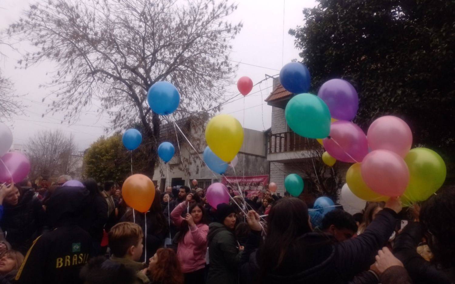 Suelta de globlos y emoción en el cumpleaños 49 de Clara Anahí, la nieta de Chicha Mariani