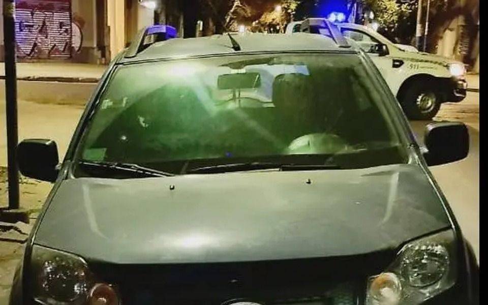 Conmoción en La Plata: un policía apareció muerto con un disparo dentro de un auto
