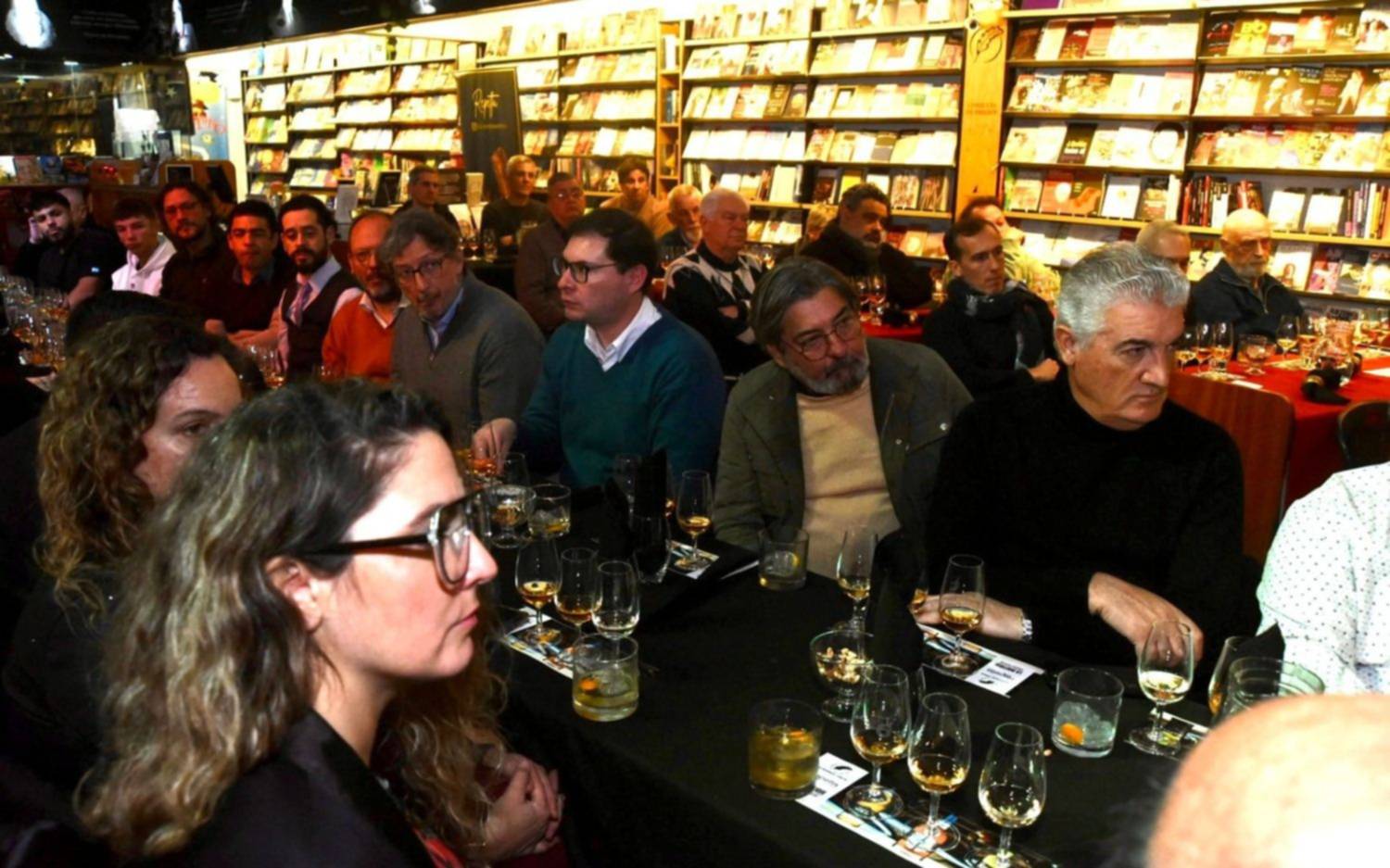 San Martín y Borges, con whisky y alfajores