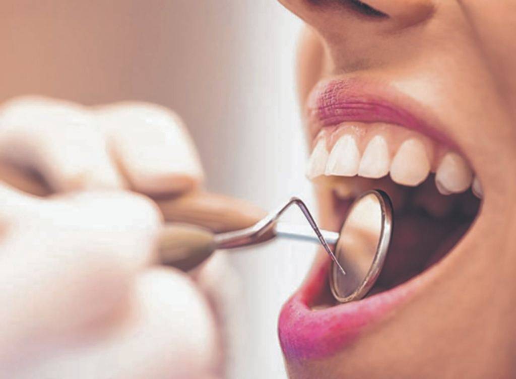 El biofilm dental, una fina capa de bacterias en los dientes que puede generar enfermedades
