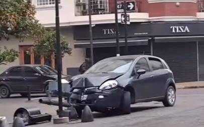 Un conductor chocó contra semáforo en pleno centro de La Plata y abandonó el vehículo