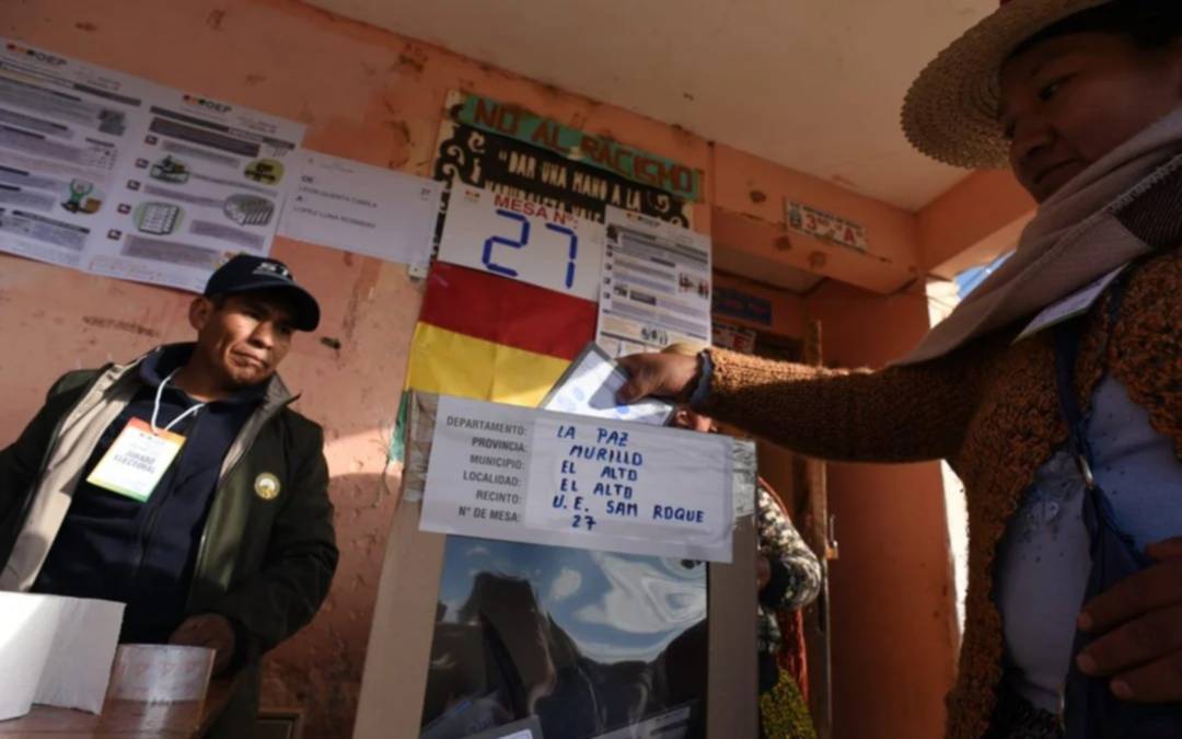 Bolivia vota en medio de una crisis económica y con sondeos que anticipan un giro a la derecha