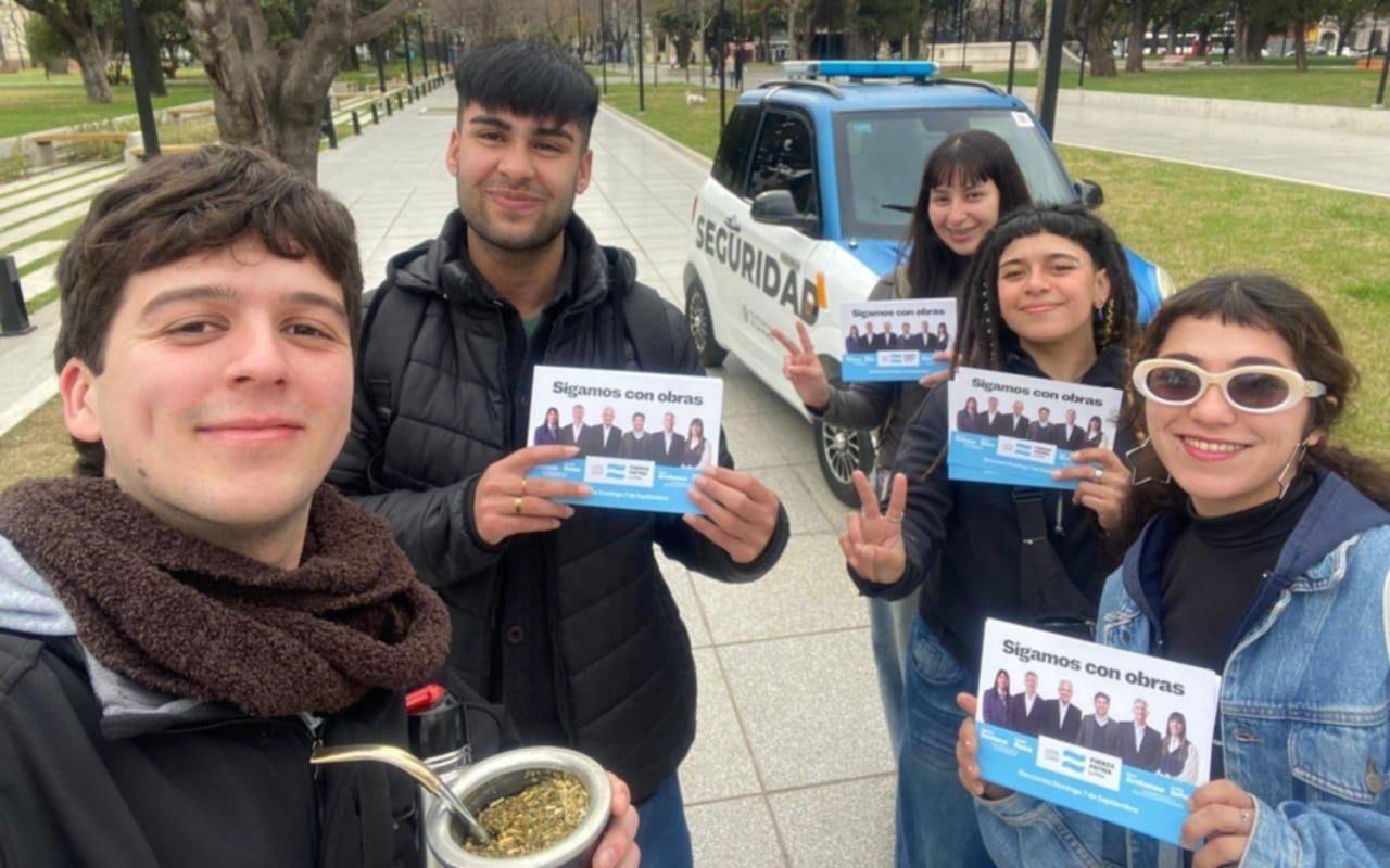 Puerta a puerta, la campaña de Fuerza Patria en los barrios de La Plata
