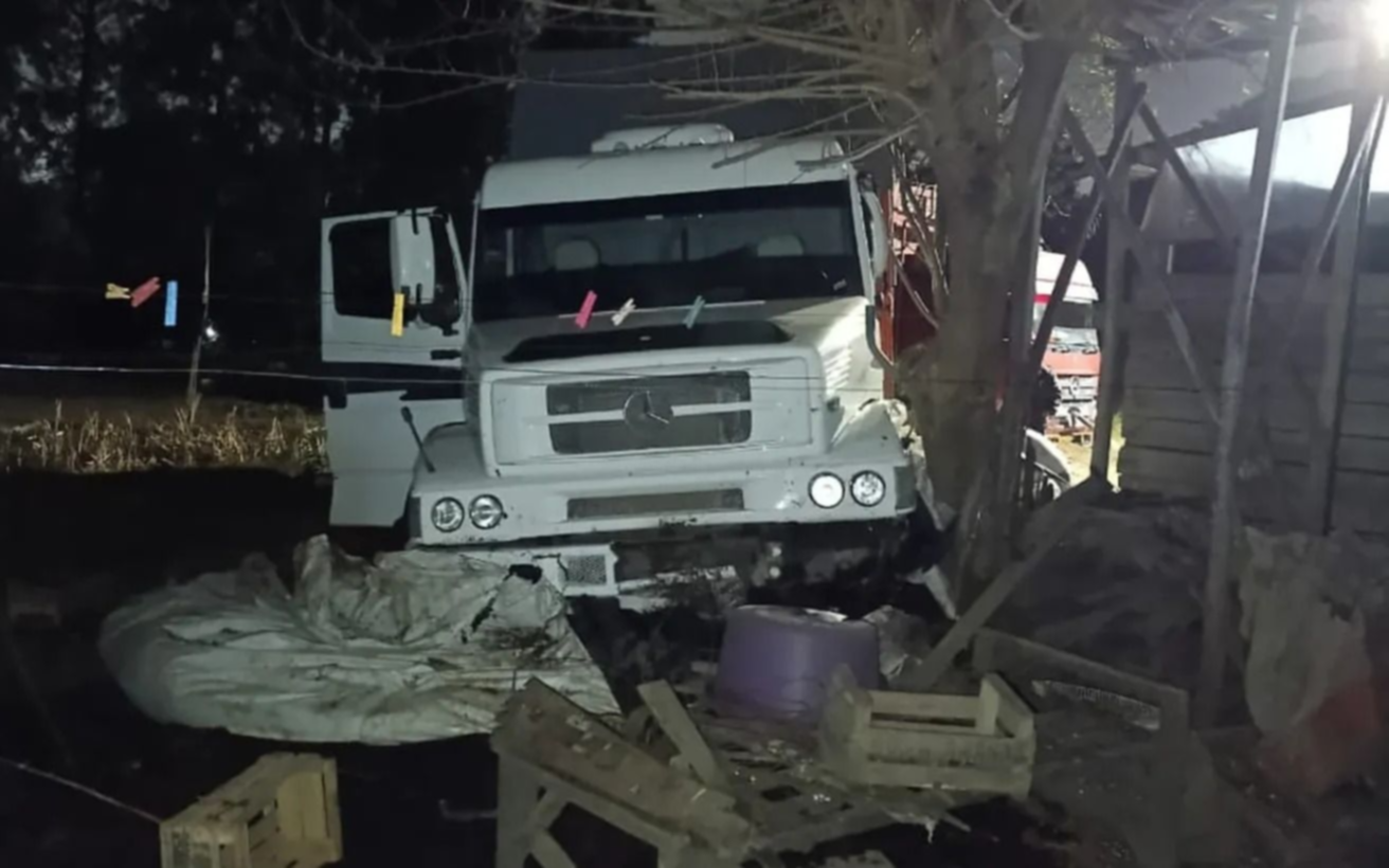 Abasto: camionero "alcoholizado" perdió el control y se incrustó contra una casa