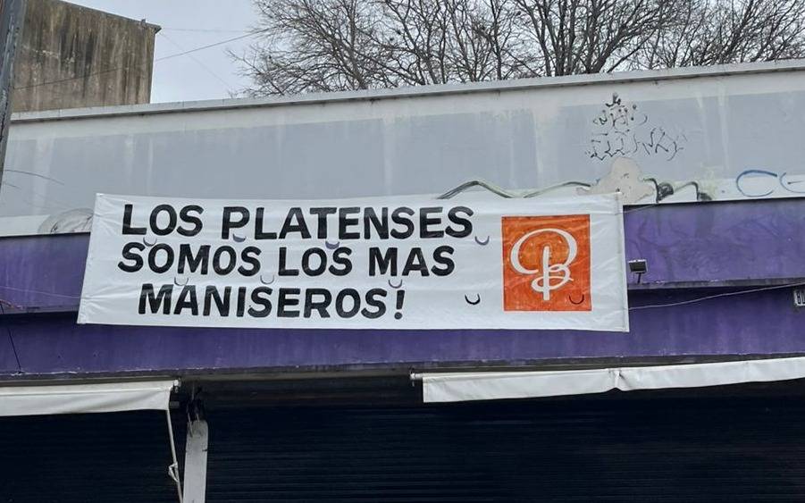 “Maniseros”: La Plata amaneció con un misterioso mensaje en varios pasacalles, ¿de qué se trata?