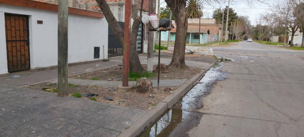 Reclamo en Hernández por desbordes cloacales en 518 y 139