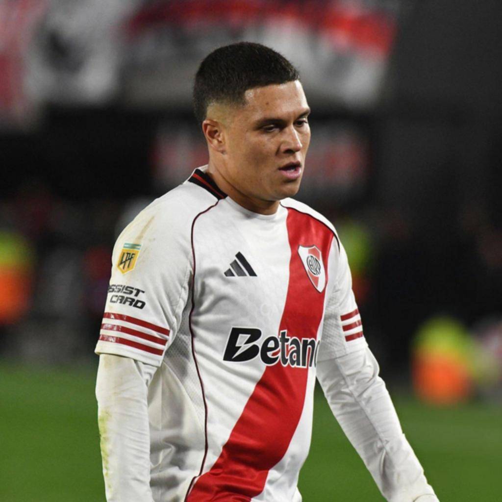 Juanfer salió con dolor en la rodilla y hay preocupación