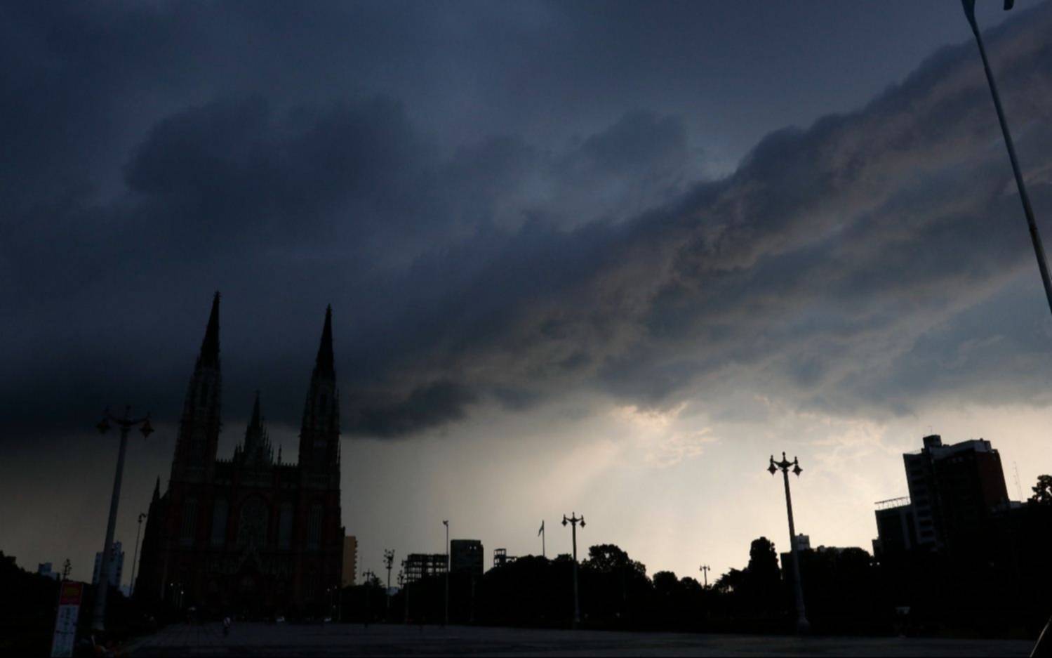 El temido pronóstico del tiempo para La Plata: ciclogénesis con días de lluvias intensas
