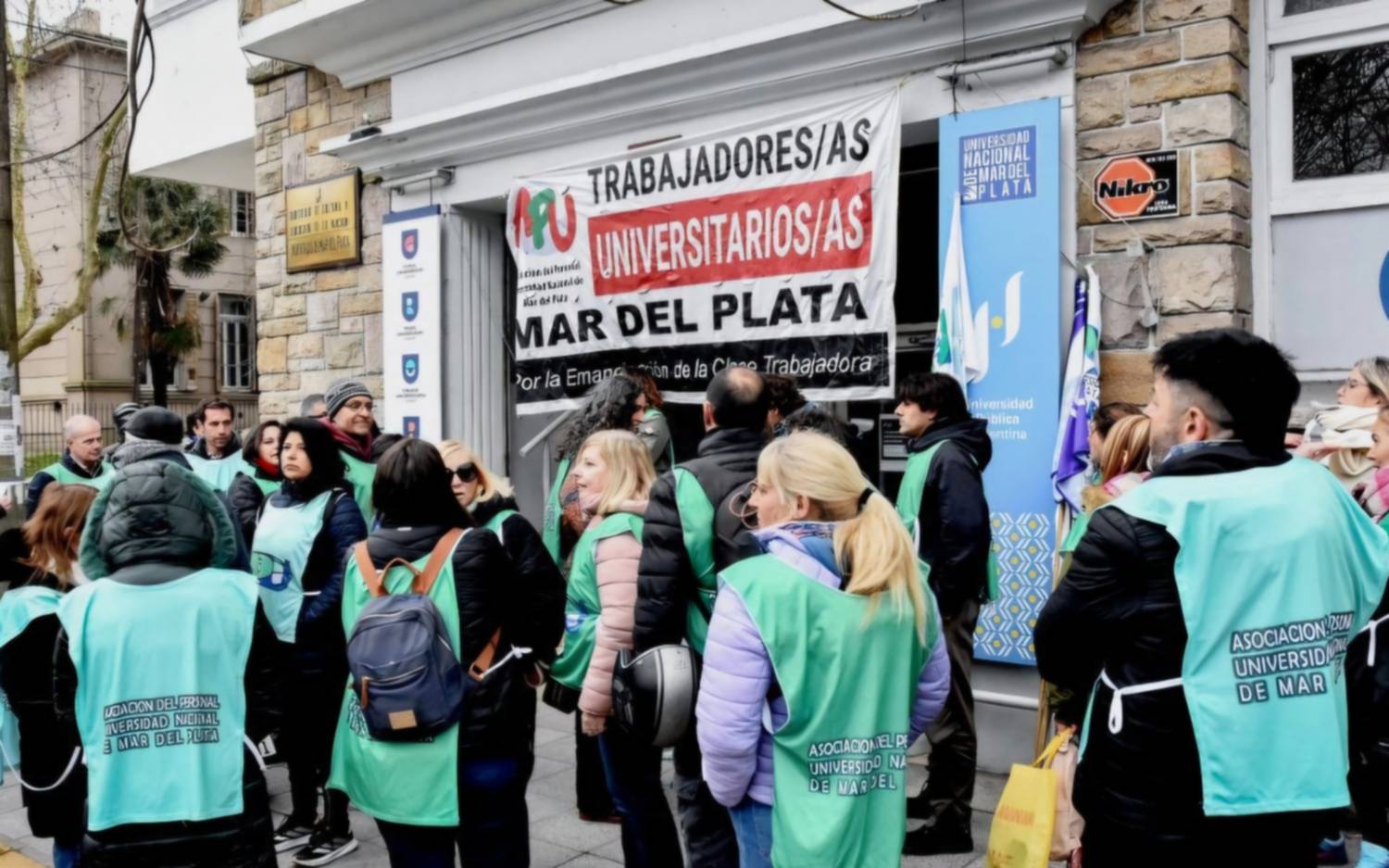 Paros y marchas en Mar del Plata: docentes y nodocentes de la UNMDP rechazan ajuste salarial