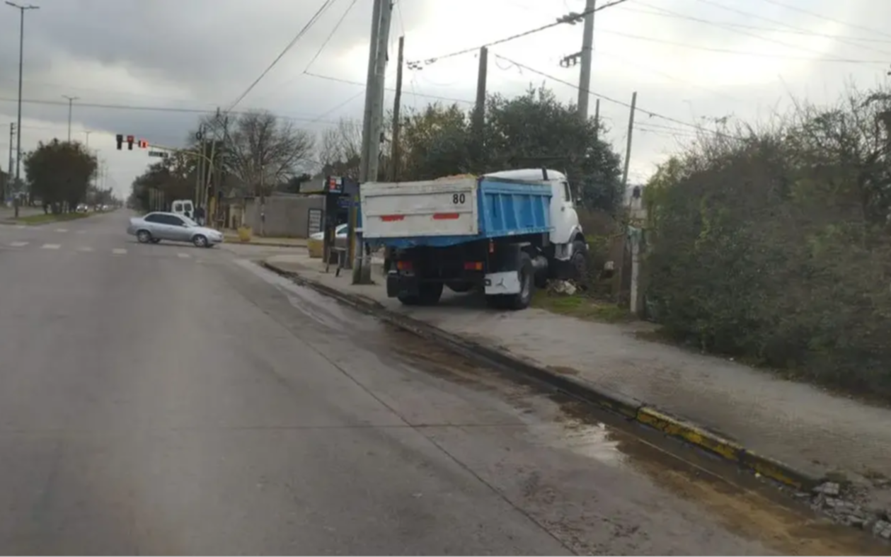 Tensión en La Plata: un camión chocó una cabina y provocó una fuga de gas