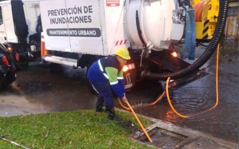 La Comuna intensifica las tareas de limpieza en desagües pluviales, zanjas y cruces de calle