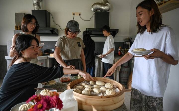 Ni hombres, ni presiones sociales, ni estrés: las comunidades 100% femeninas florecen en China