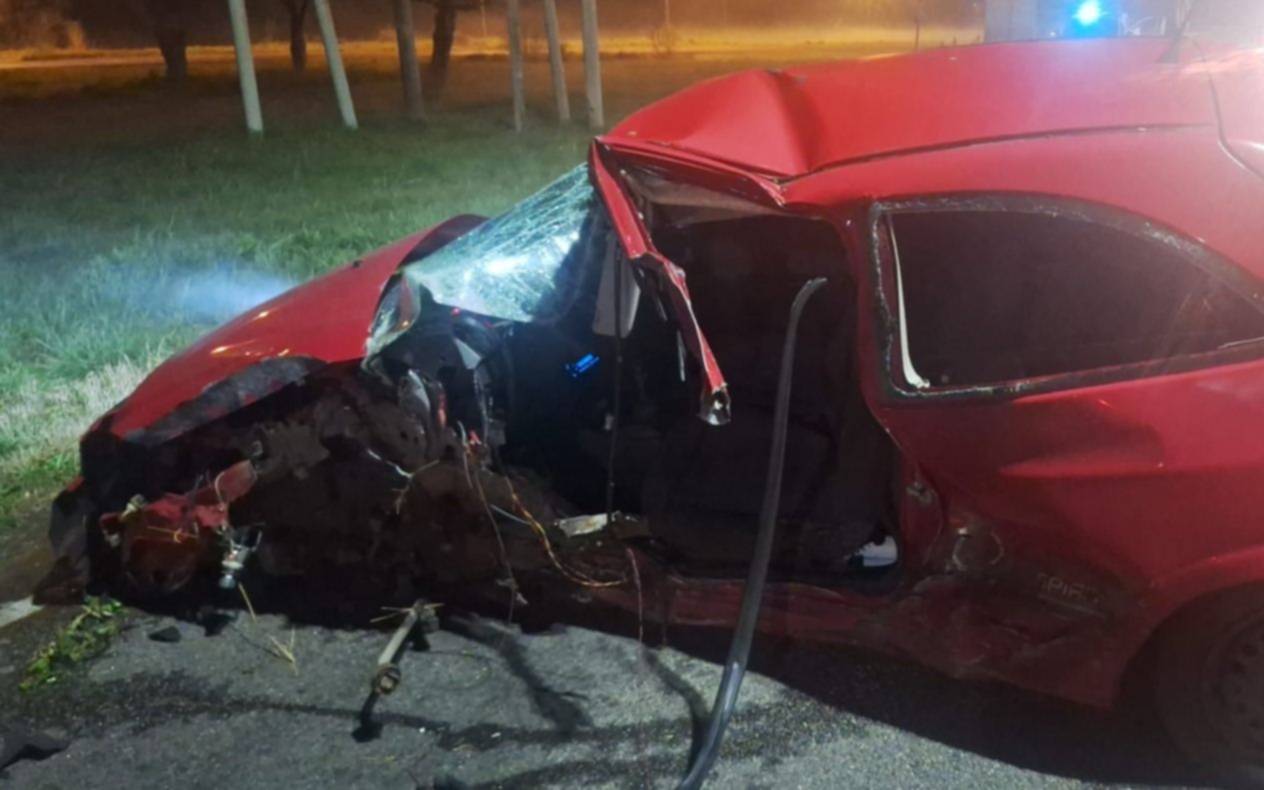 Murió un policía en Camino Centenario al estrellarse en auto contra un poste