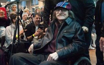 La reaparición de Charly García: llegó en silla de ruedas, frágil y conmovió a todos