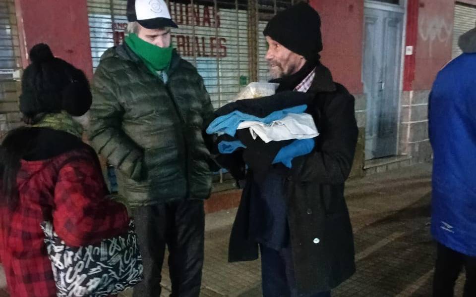 Caravana solidaria nocturna en La Plata para personas en situación de calle