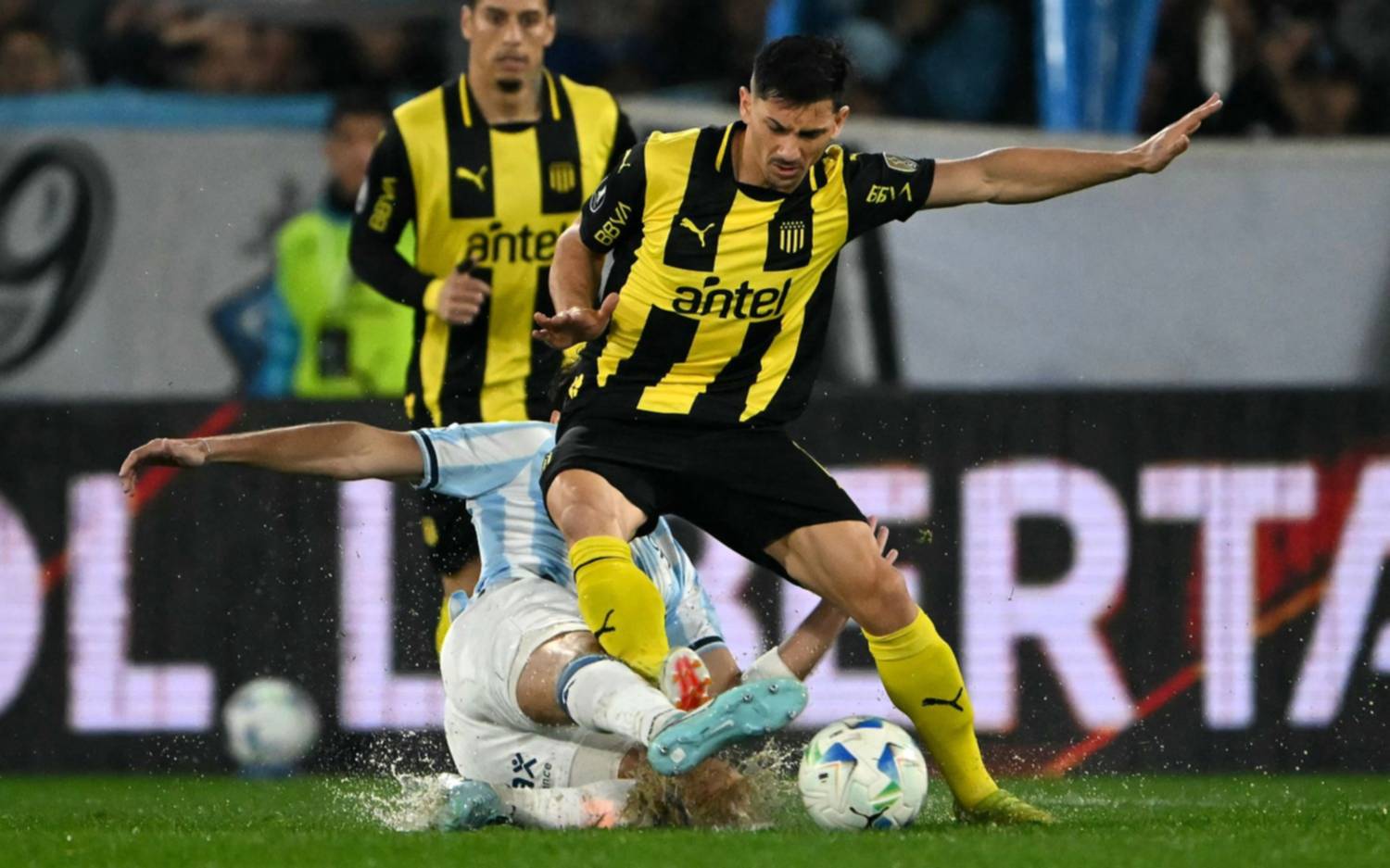 Racing se enfrenta a Peñarol en el Cilindro por los octavos de final de la Copa Libertadores