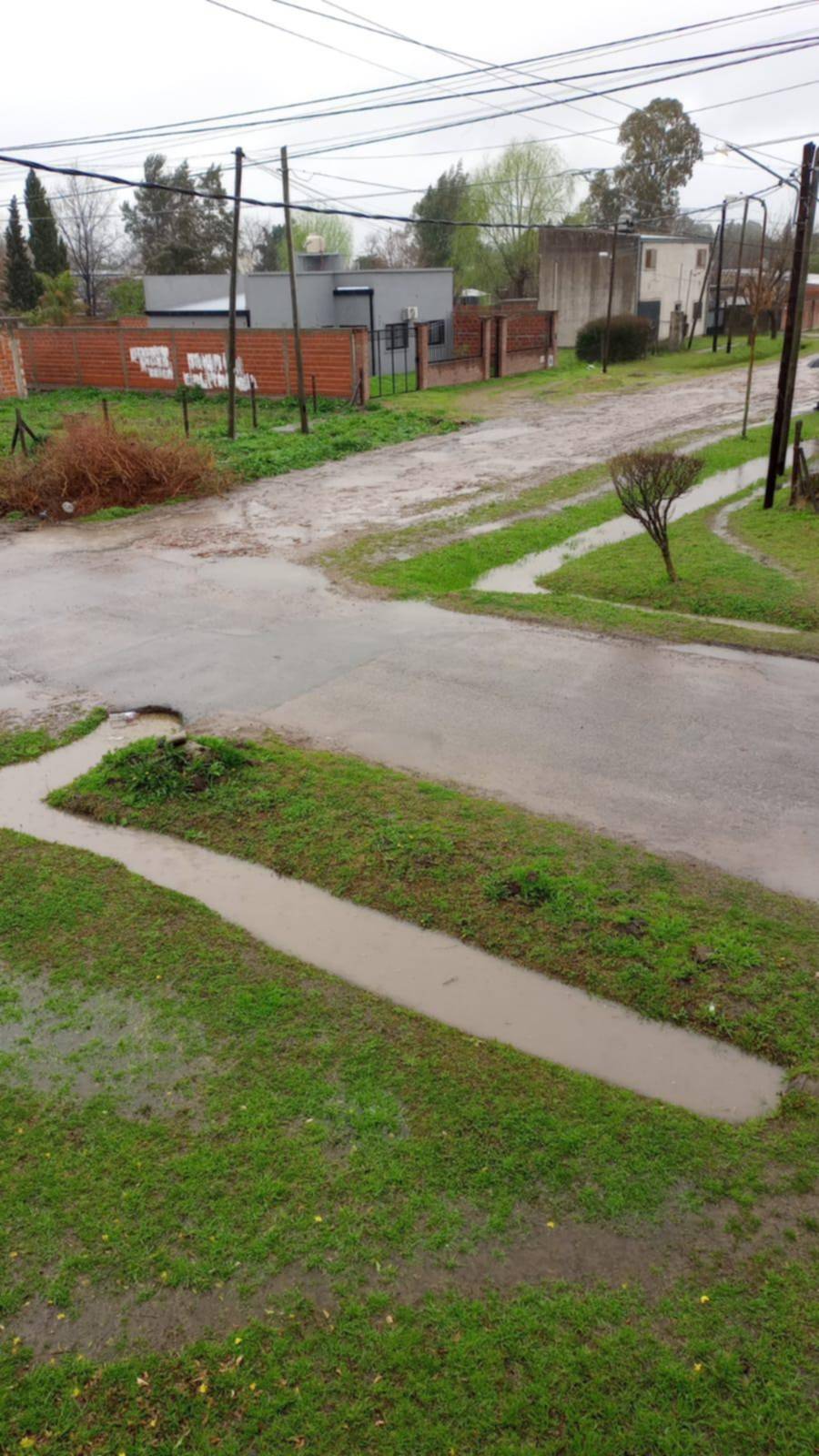 Calles tapadas de agua por un caño roto en Lisandro Olmos