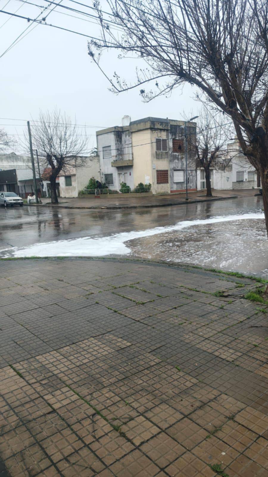 Sorpresa en 55 y 30 por un líquido con espuma: piden investigar el origen