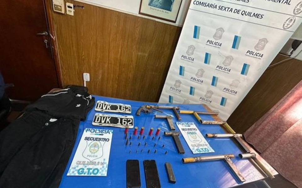 Un amplio operativo policial en Ezpeleta culminó con la detención de tres hombres