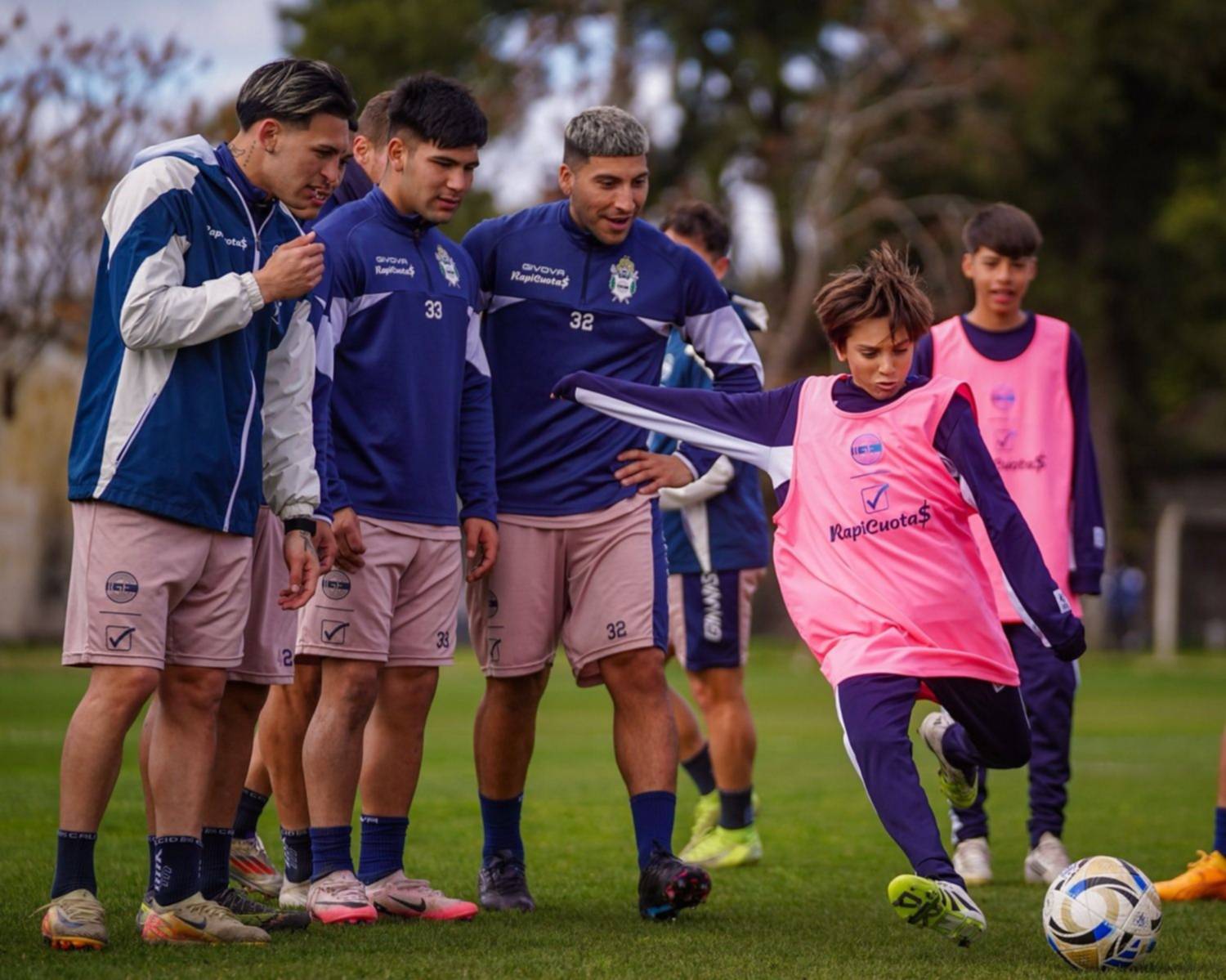 Infantiles de Gimnasia vivieron una mañana especial entrenando con la Primera del Lobo