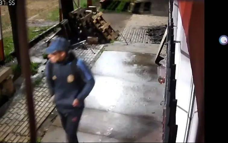 Delincuente robó golosinas y una desmalezadora de un Club de La Plata