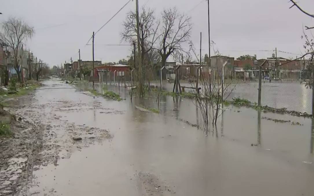 Las intensas lluvias de casi 40 horas dejaron calles anegadas en barrios de Quilmes