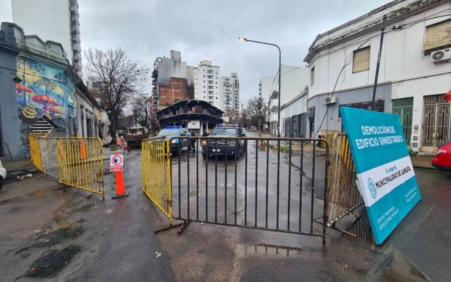 Depósito incendiado en La Plata: Blindan las ruinas del del inmueble, a la espera de estudios finales