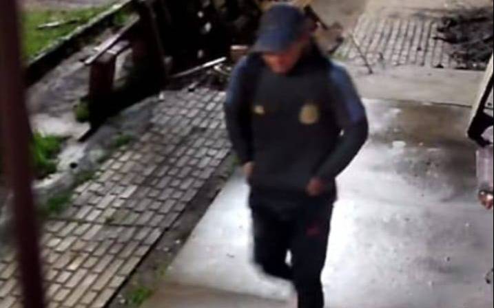 Otro club castigado por la inseguridad en La Plata: robo y destrozos captados por una cámara