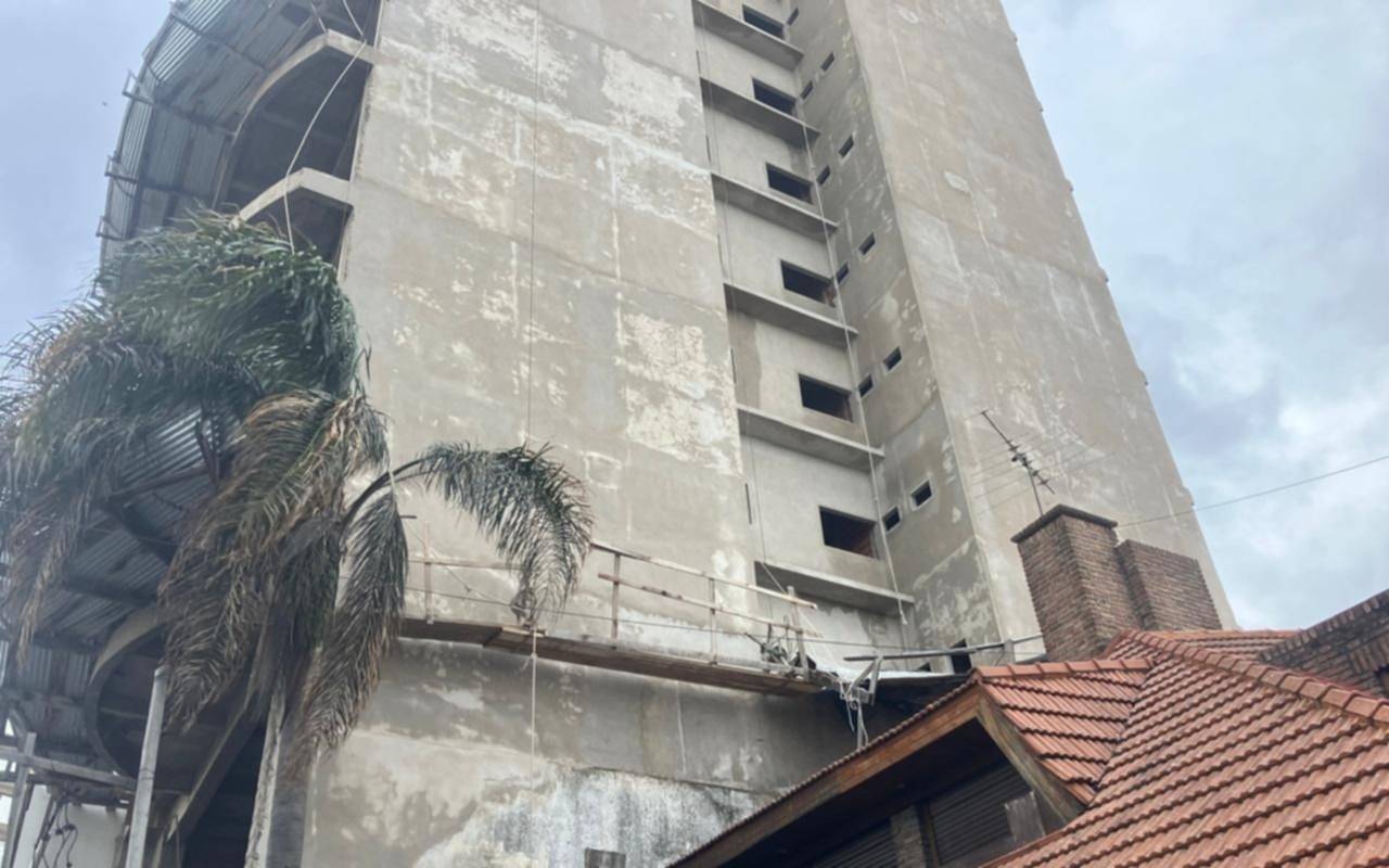 "Están volando chapas" en Plaza Azcuénaga: temor de los vecinos