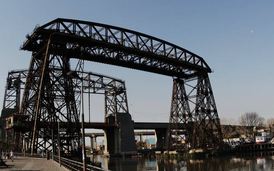 Amenazó con arrojarse desde un puente, un megaoperativo lo impidió y la encontraron ahorcada