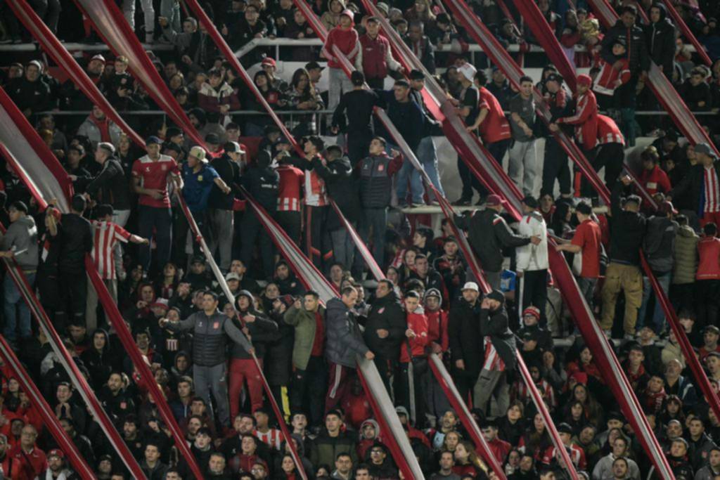 Ciclón albirrojo: mucho viento y aliento para empujar al equipo
